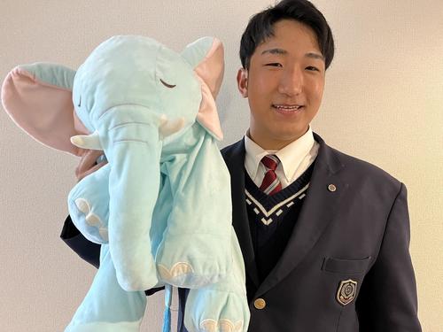 日本ハムのドラフト2位有薗はゾウのぬいぐるみとともに入寮（球団提供）
