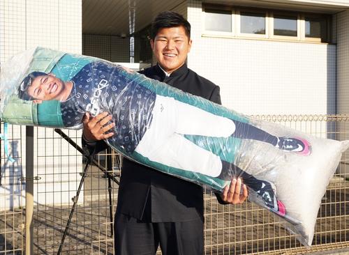 中学、高校の相棒DeNA小園の抱き枕をお姫様抱っこするロッテのドラフト1位松川虎生
