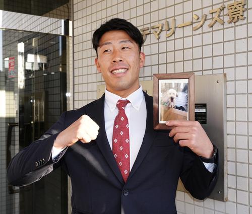亡き愛犬の写真と入寮したロッテドラフト5位の八木彬