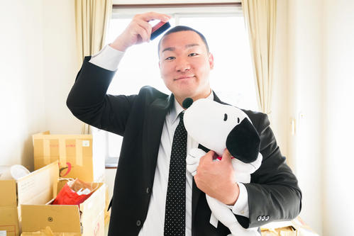 入寮した楽天ドラフト2位の愛知大・安田は持ち込んだくしとスヌーピーのぬいぐるみを披露する（楽天野球団提供）