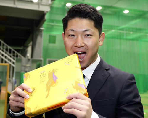 若獅子寮に入寮した西武ドラフト3位の古賀は、持参した「博多通りもん」にかぶりつく（2022年1月6日撮影）