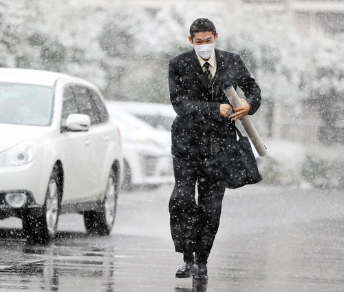 若獅子寮入寮で、西武ドラフト4位の羽田は、降りしきる雪の中、小走りで向かう（2022年1月6日撮影）
