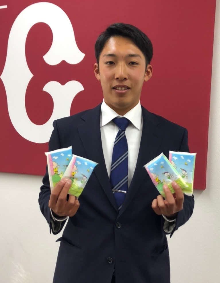 4つのスヌーピーのポケットティッシュを手に笑顔を見せる巨人ドラフト3位の赤星