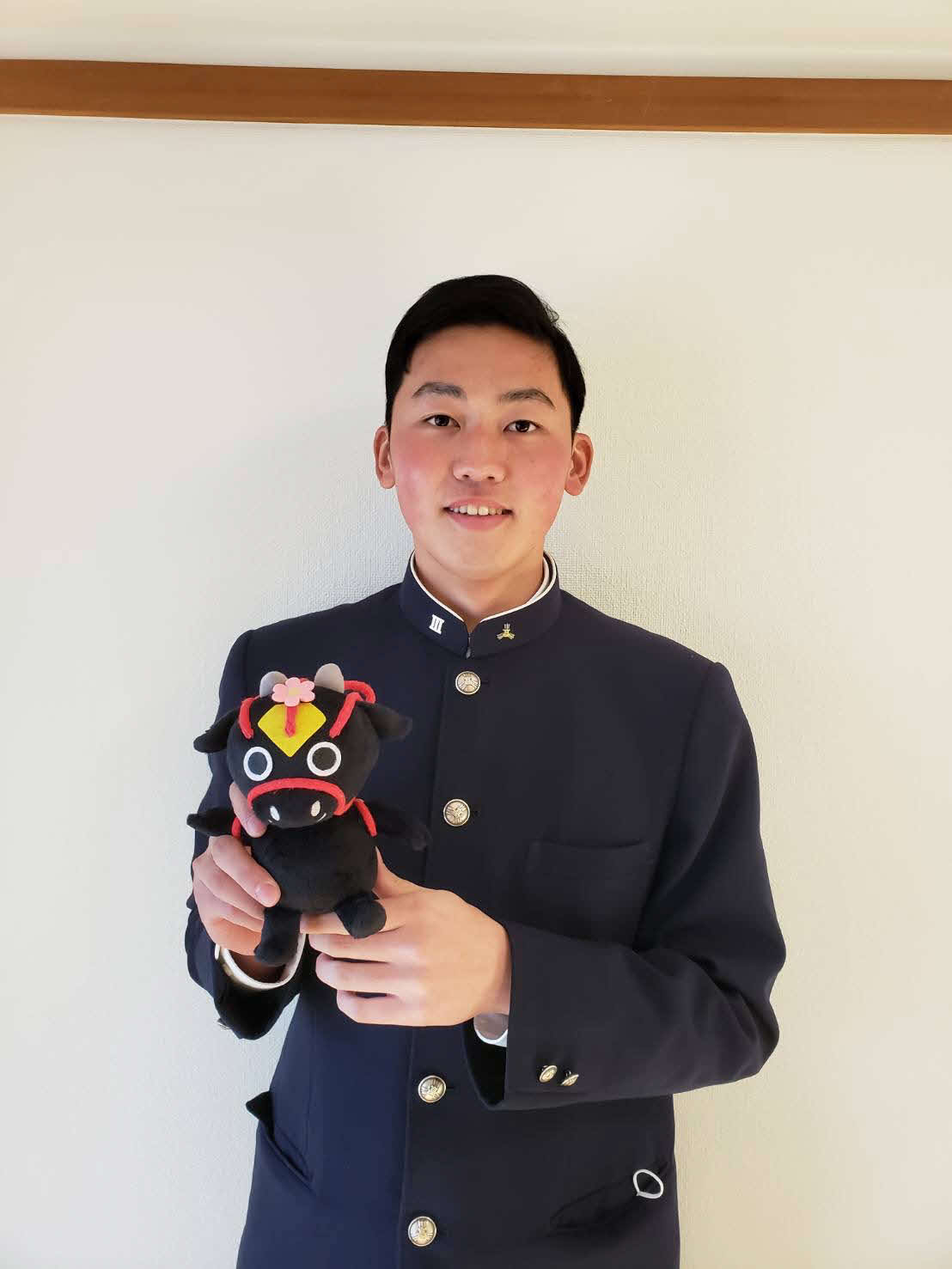 北広島町イメージキャラクター「花田舞太郎」のぬいぐるみを手に笑顔を見せる巨人ドラフト7位の花田