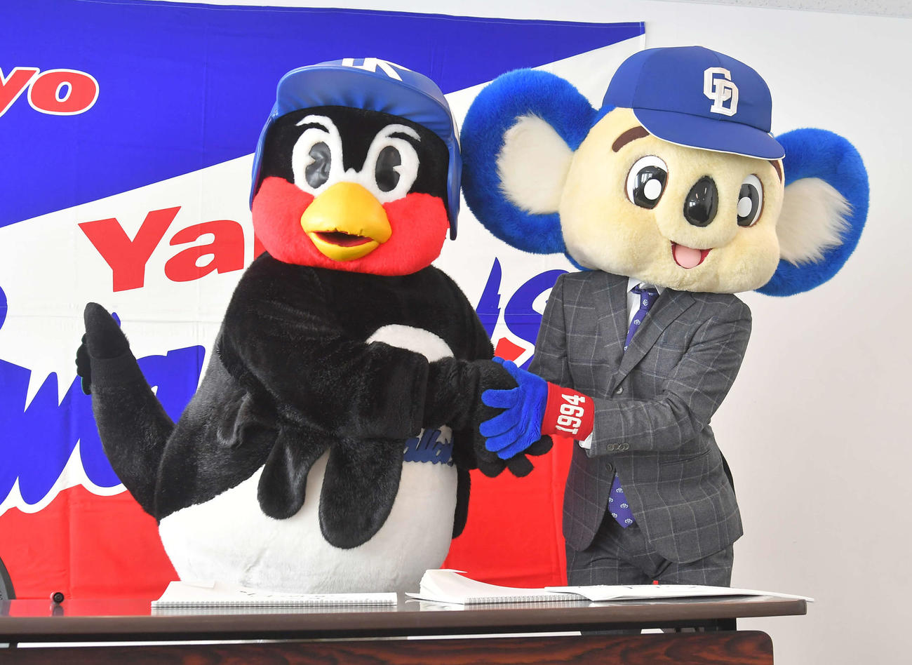 つば九郎（左）は代理人のドアラと握手を交わす（代表撮影）