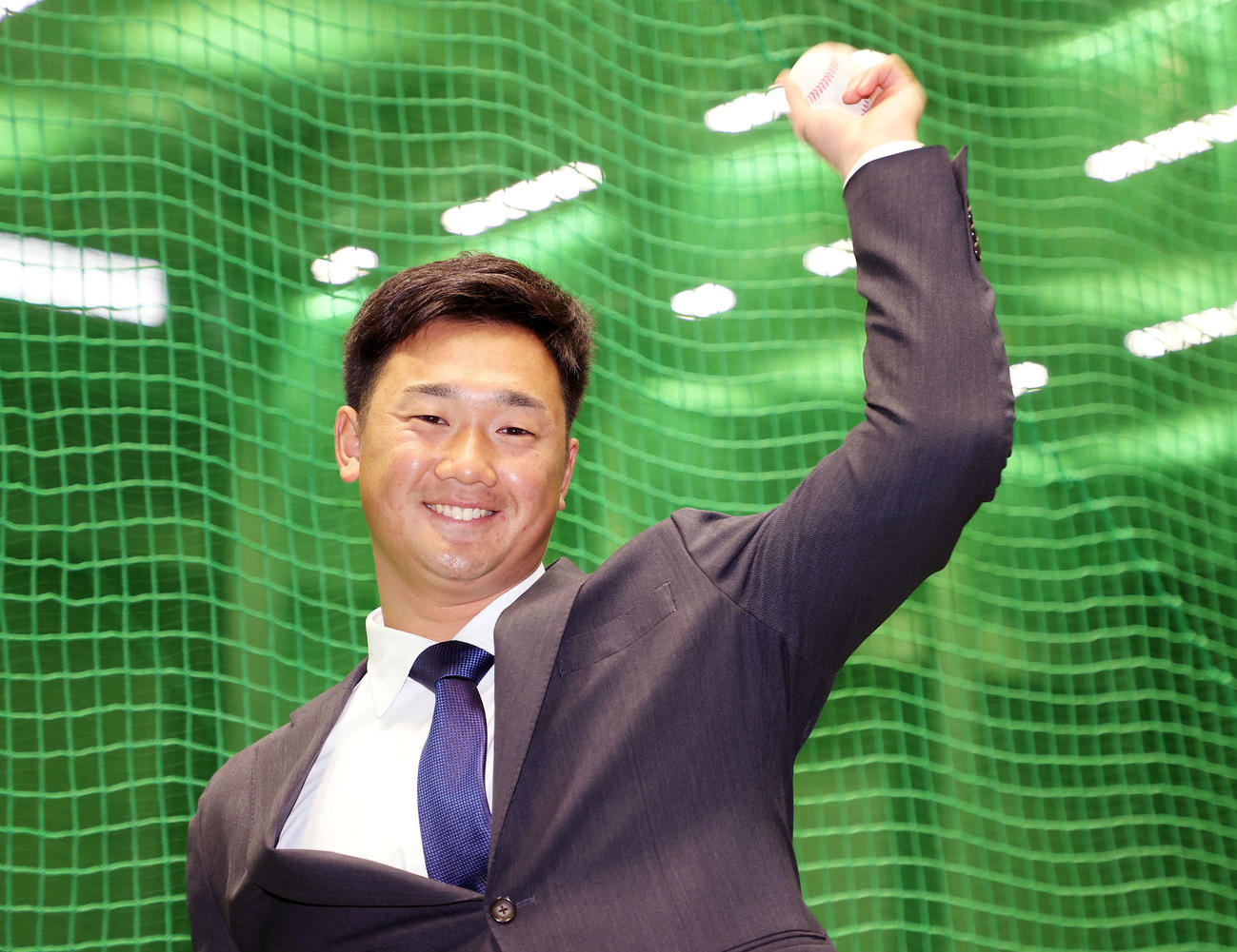 入寮し室内練習場で笑顔を見せるドラフト1位のヤクルト山下（2022年1月6日撮影）
