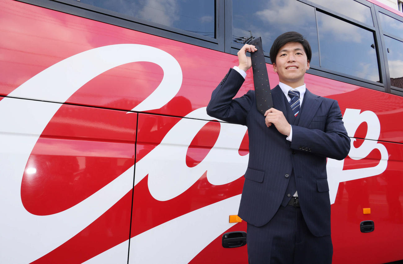 ネクタイを手にする広島ドラフト1位の黒原（撮影・加藤孝規）