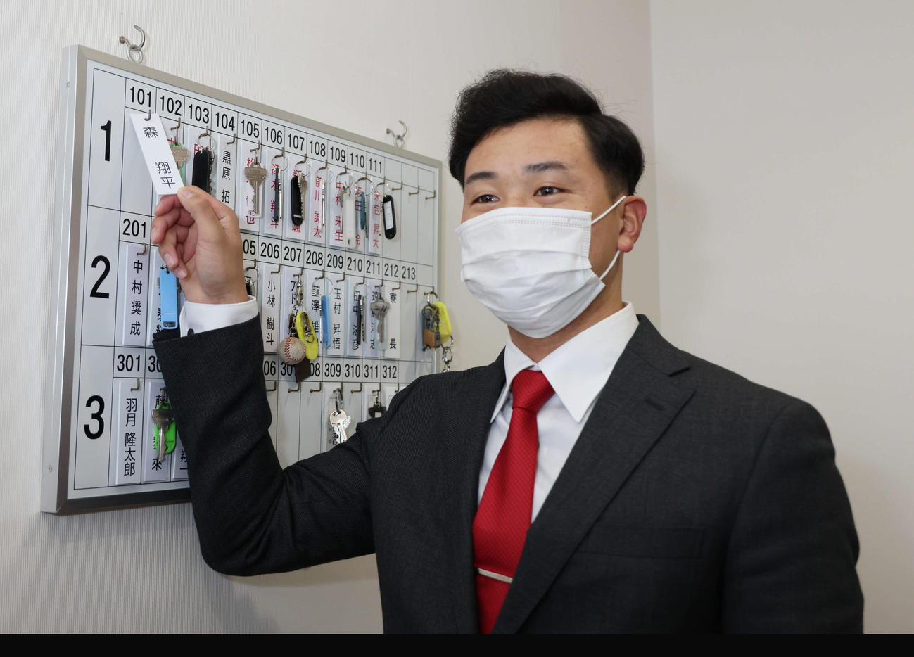 入寮する広島ドラフト2位の森（撮影・加藤孝規）