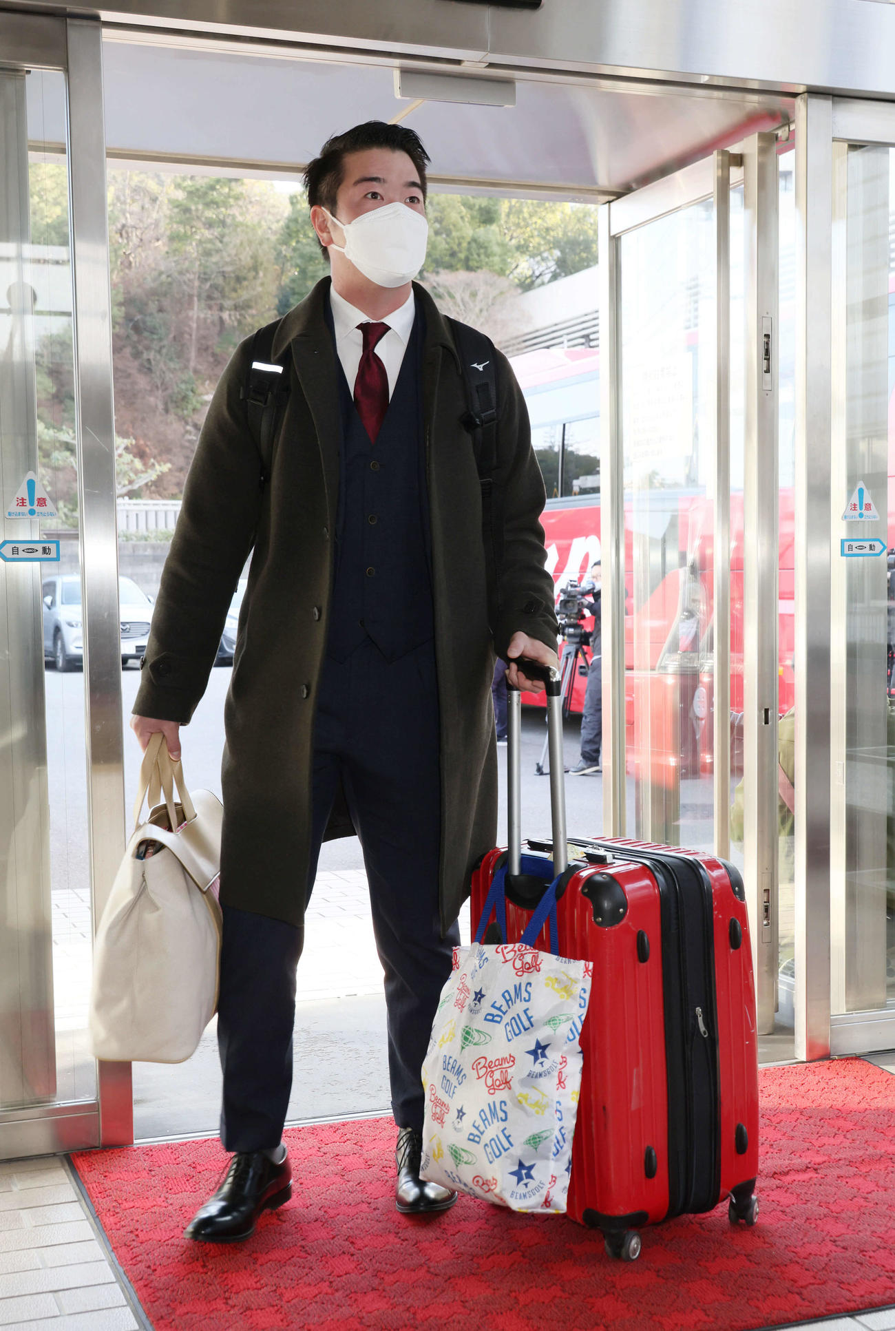 入寮する広島ドラフト3位の中村健（撮影・加藤孝規）