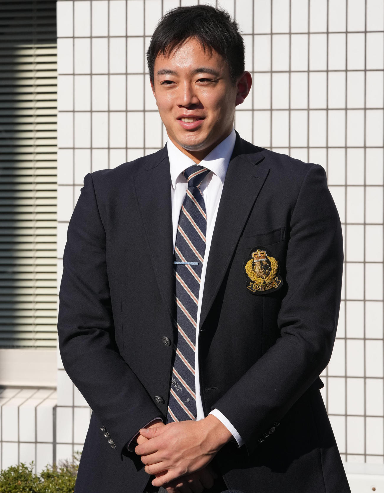 入寮し取材に応じる鵜飼（撮影・森本幸一）