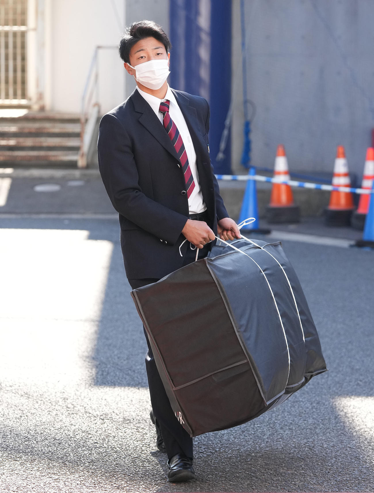 中日新人入寮　入寮する味谷（撮影・森本幸一）