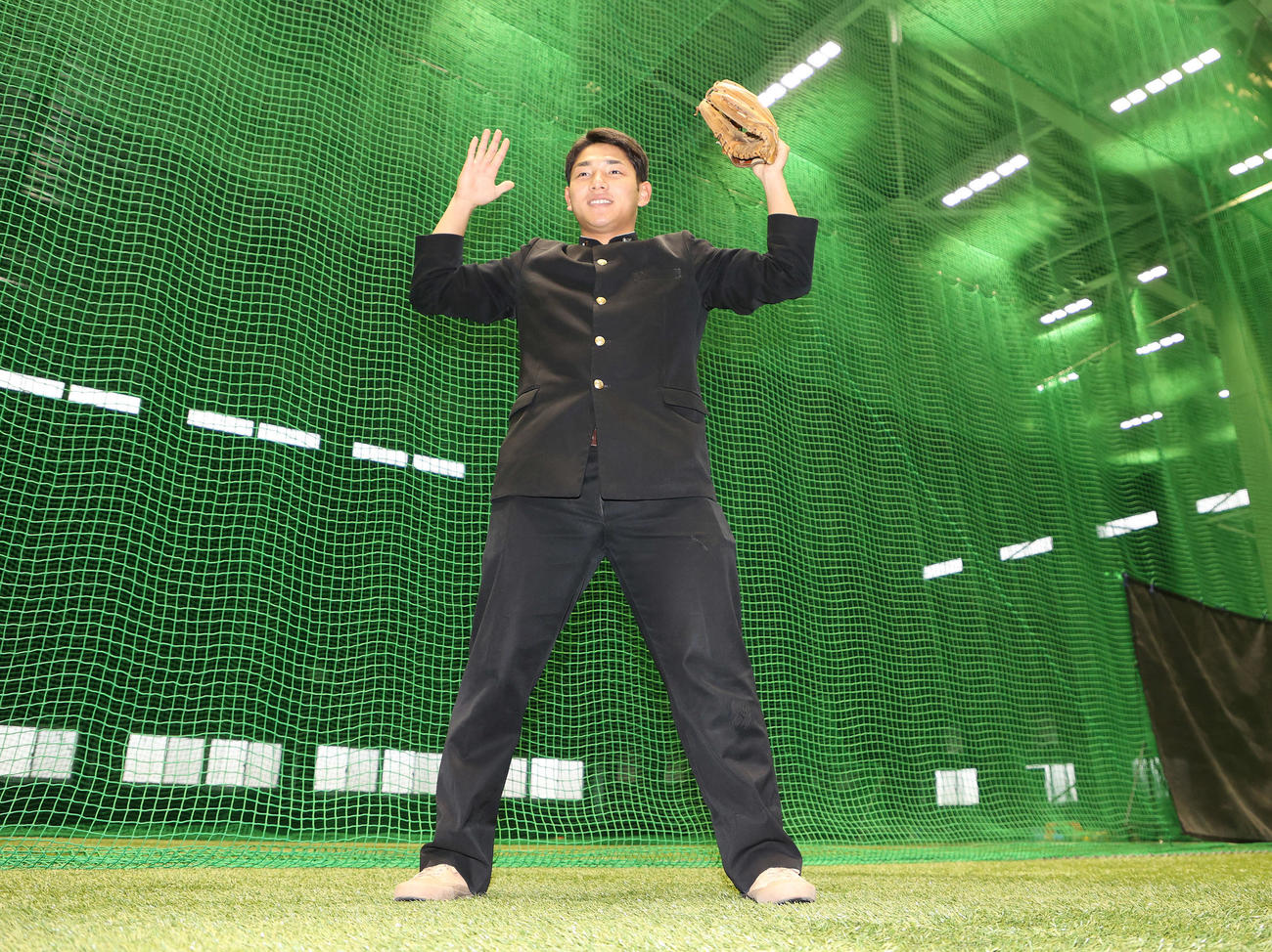 母校宇部工にちなんで「山ポーズ」するドラフト4位のヤクルト小森（2022年1月6日撮影）