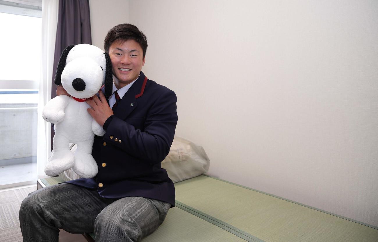 智弁学園のみんなで行ったUSJのゲームで取った「スヌーピー」のぬいぐるみを手に笑顔を見せる阪神ドラ4前川（球団提供）