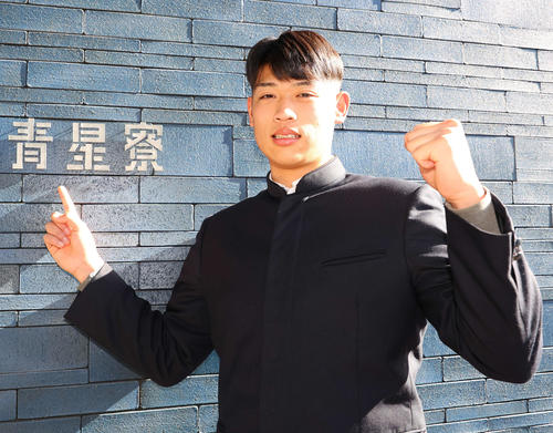 青星寮を指さしガッツポーズを見せるDeNAドラフト1位の小園