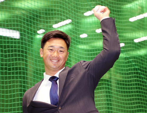 入寮し室内練習場で笑顔を見せるドラフト1位のヤクルト山下（2022年1月6日撮影）