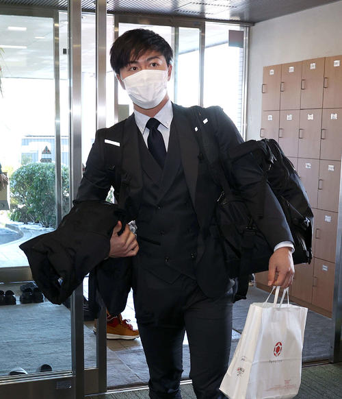 入寮する巨人ドラフト5位の岡田（球団提供）