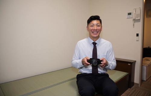 日立製作所の同期や後輩から退職時にもらったベルトを手に笑顔を見せる阪神ドラ6豊田（球団提供）