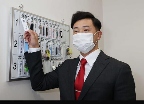 入寮する広島ドラフト2位の森（撮影・加藤孝規）