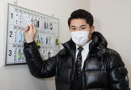 入寮する広島ドラフト4位の田村（撮影・加藤孝規）