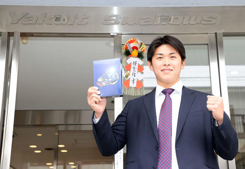 木村拓哉主演ドラマ「プライド」のDVDを持ち入寮するドラフト3位のヤクルト柴田（2022年1月6日撮影）