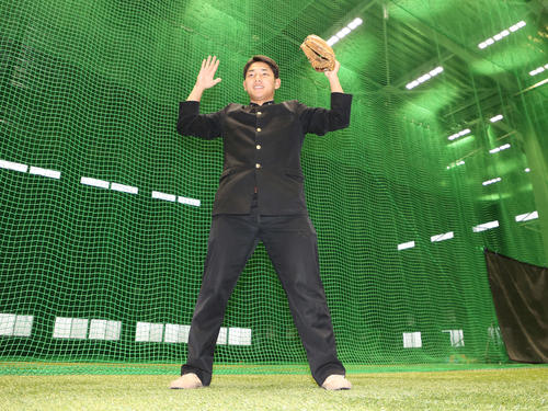 母校宇部工にちなんで「山ポーズ」するドラフト4位のヤクルト小森（2022年1月6日撮影）