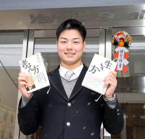 小雪舞う中、入寮するドラフト5位のヤクルト竹山（2022年1月6日撮影）