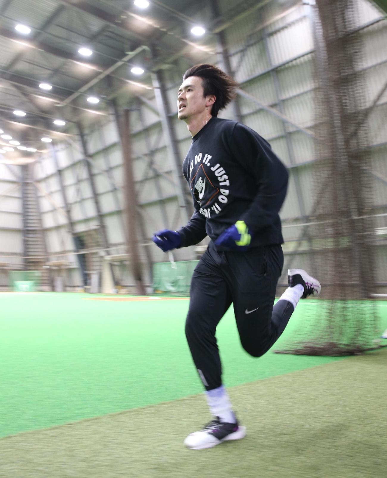 札幌の室内練習場でランニングする上沢（撮影・黒川智章）