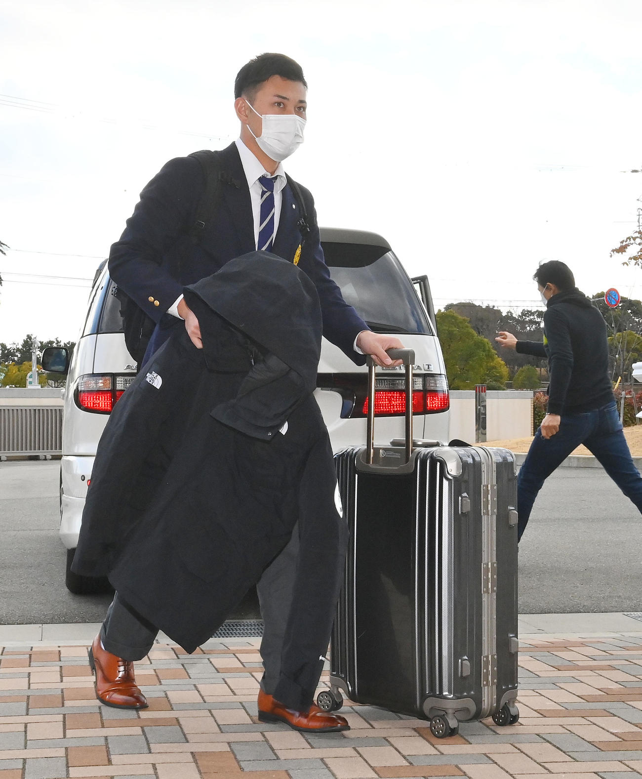 オリックス青濤館に入寮するドラフト2位の関大・野口（撮影・和賀正仁）