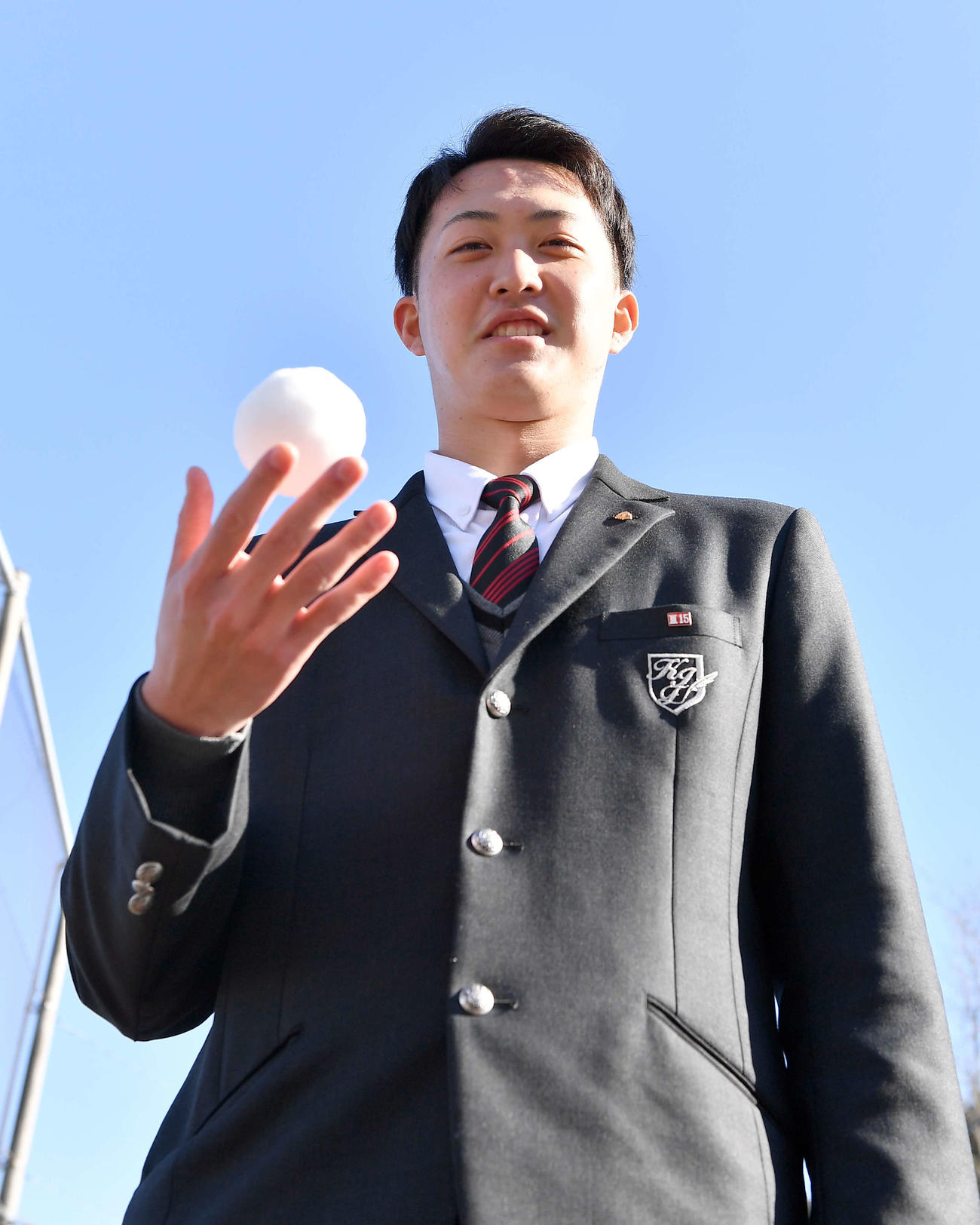 勇翔寮に入寮し雪玉を手に笑顔を見せる日本ハム育成3位柳川（代表撮影）