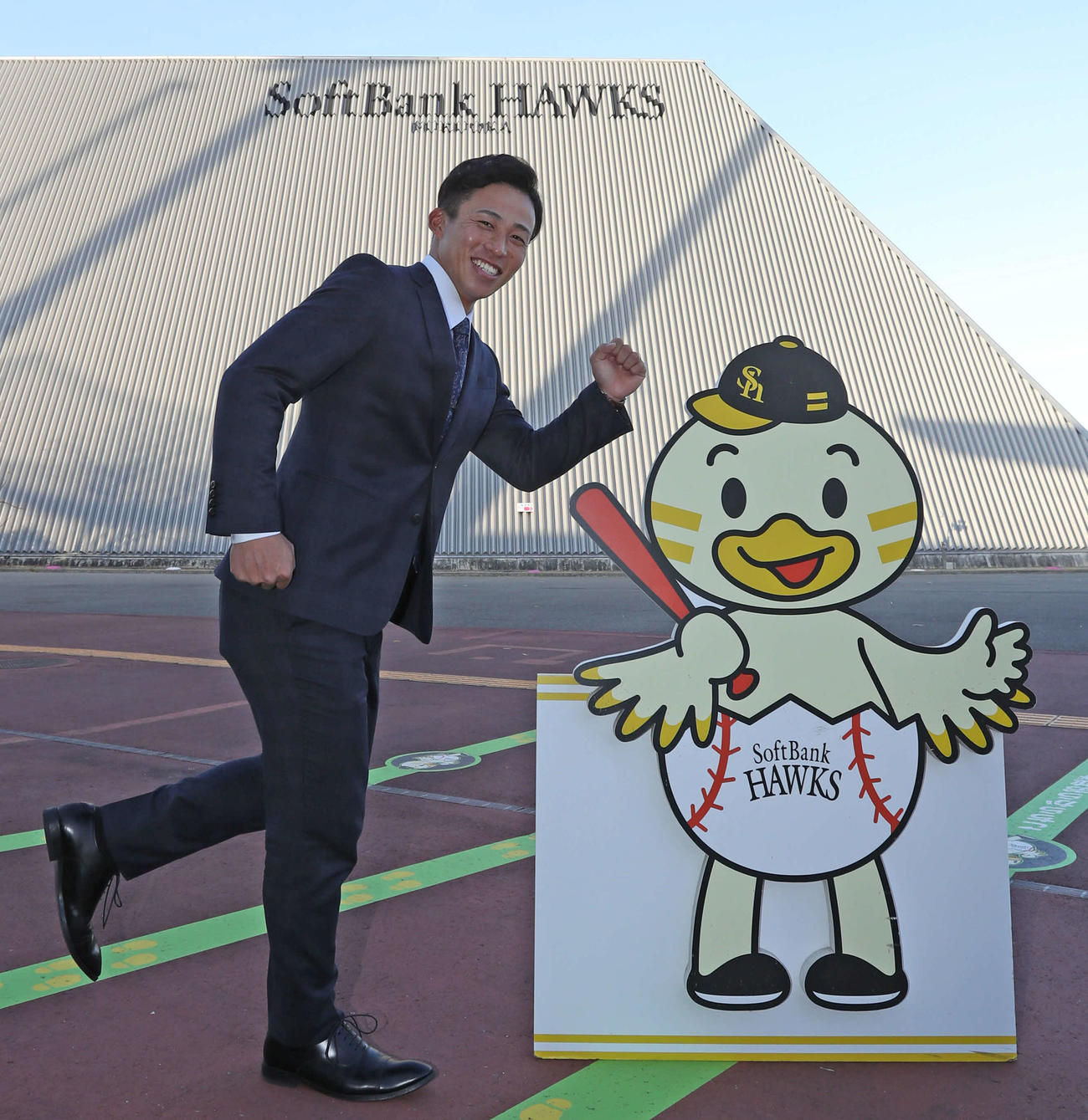 入寮したソフトバンクのドラフト4位の野村勇はひな丸と一緒にポーズをとる（撮影・屋方直哉）