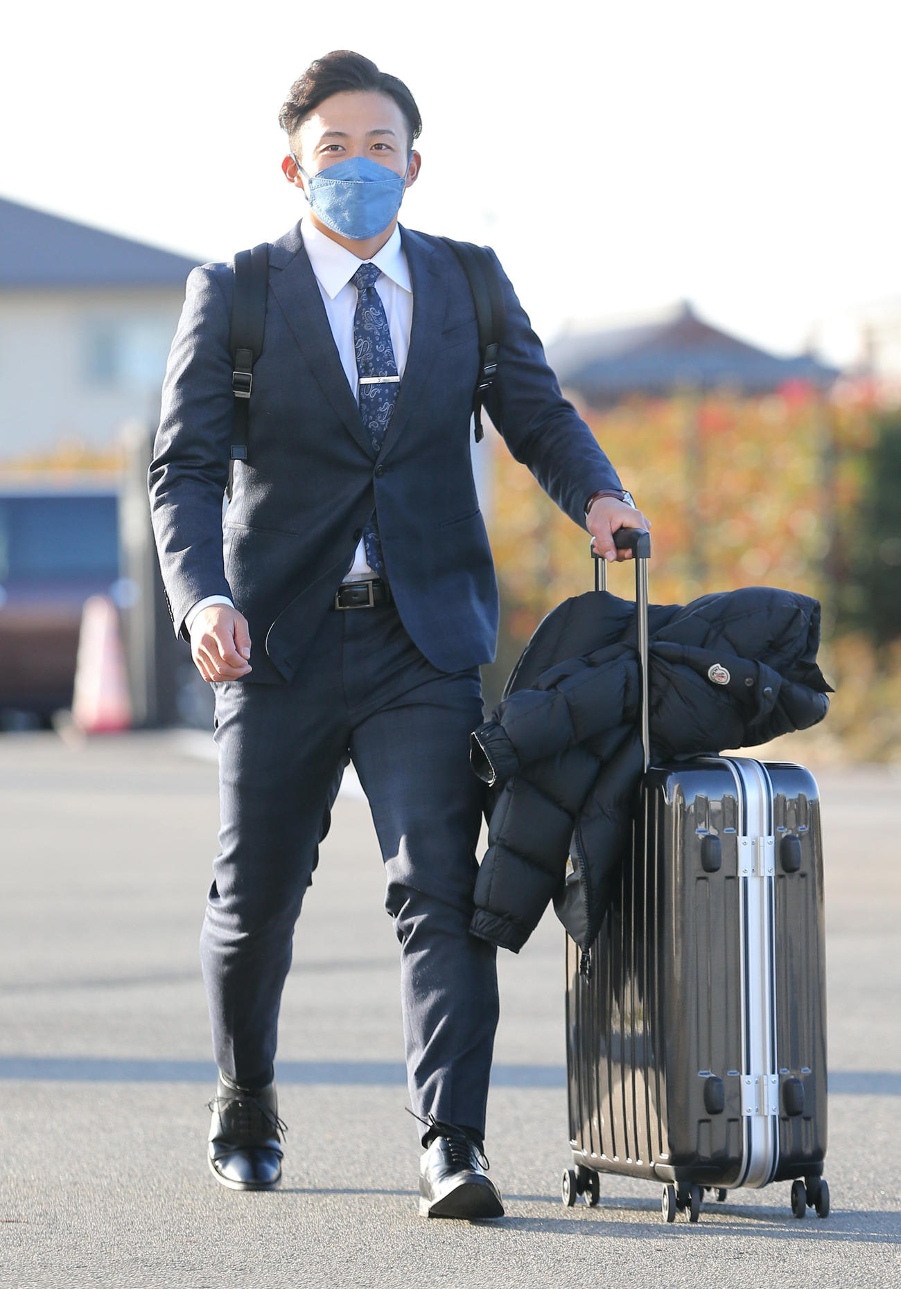 若鷹寮に入寮する野村勇（撮影・代表撮影）