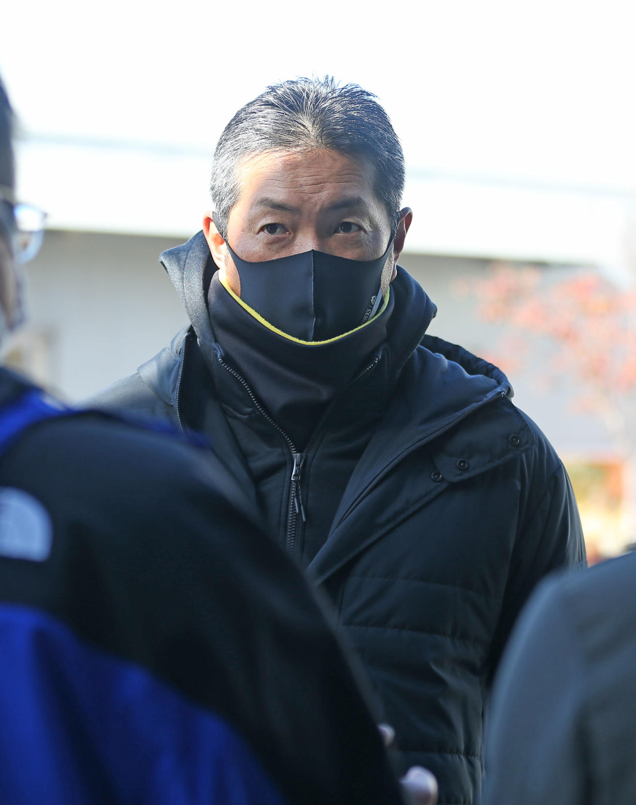 囲み取材を受ける小久保二軍監督（撮影・屋方直哉）