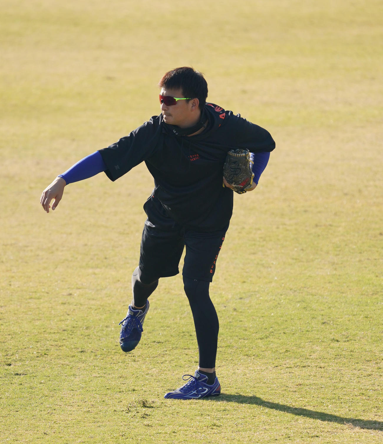 キャッチボールをする田島慎二（2021年11月20日撮影）