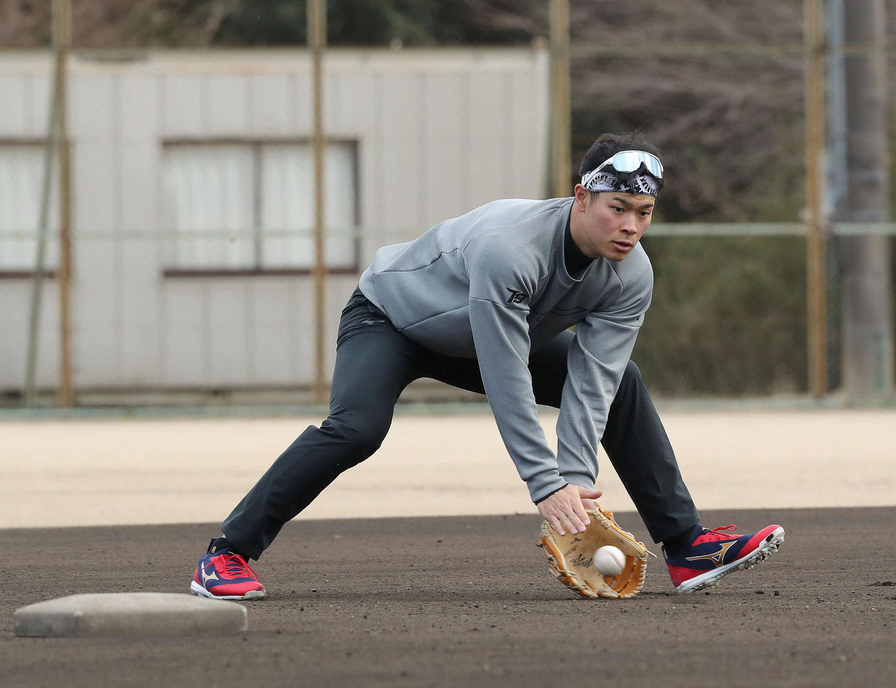 母校近大のグラウンドでの自主トレを公開し、三塁でノックを受ける阪神佐藤輝（撮影・前田充）