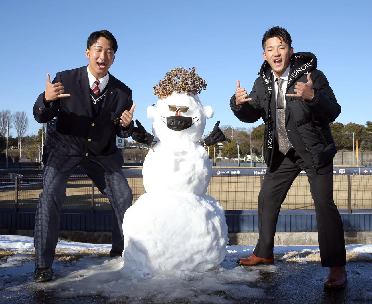 BICBOSS風の雪だるまと一緒に記念撮影をする日本ハムドラフト2位の有薗（左）と3位水野（撮影・佐藤翔太）