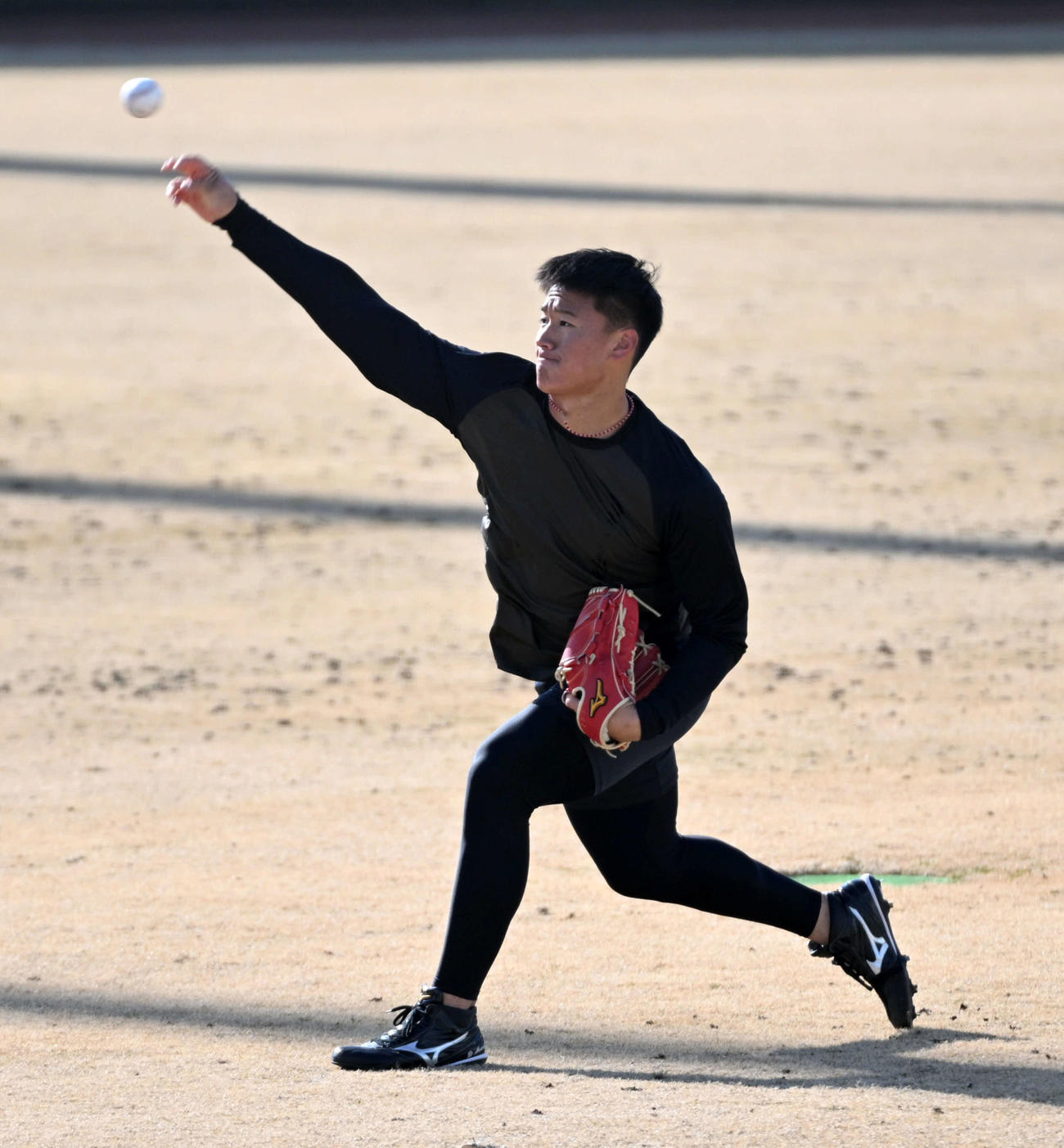 気合の表情でキャッチボールを行う阪神森木（撮影・前岡正明）