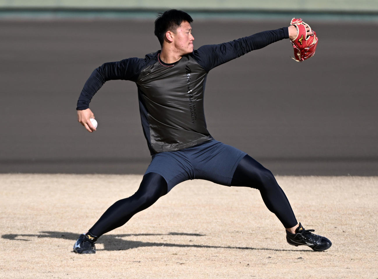 気合の表情でキャッチボールを行う森木大智（撮影・前岡正明）