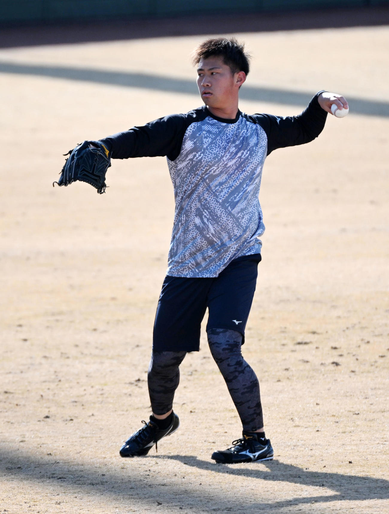 キャッチボールを行う桐敷（撮影・前岡正明）