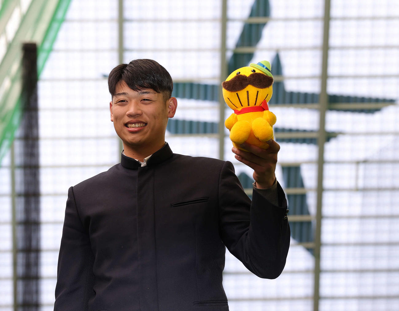 入寮を終え貝塚市イメージキャラクター、つげさんのぬいぐるみを手にするDeNAドラフト1位の小園（撮影・河野匠）
