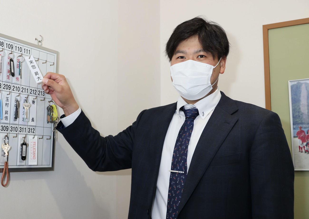 入寮する広島ドラフト6位の末包（撮影・加藤孝規）