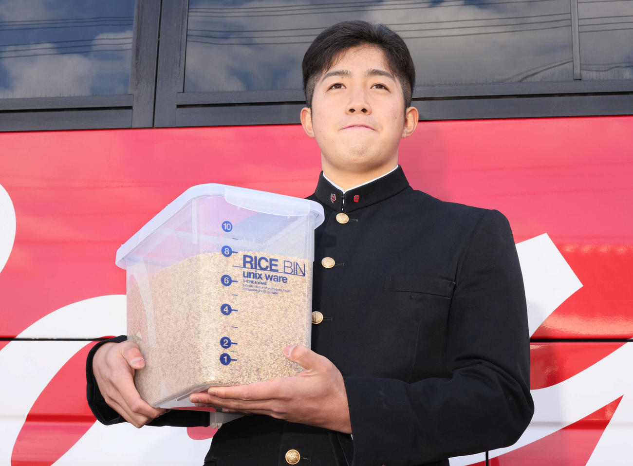 トレーニング用の米びつを持って入寮した広島ドラフト7位の高木（撮影・加藤孝規）