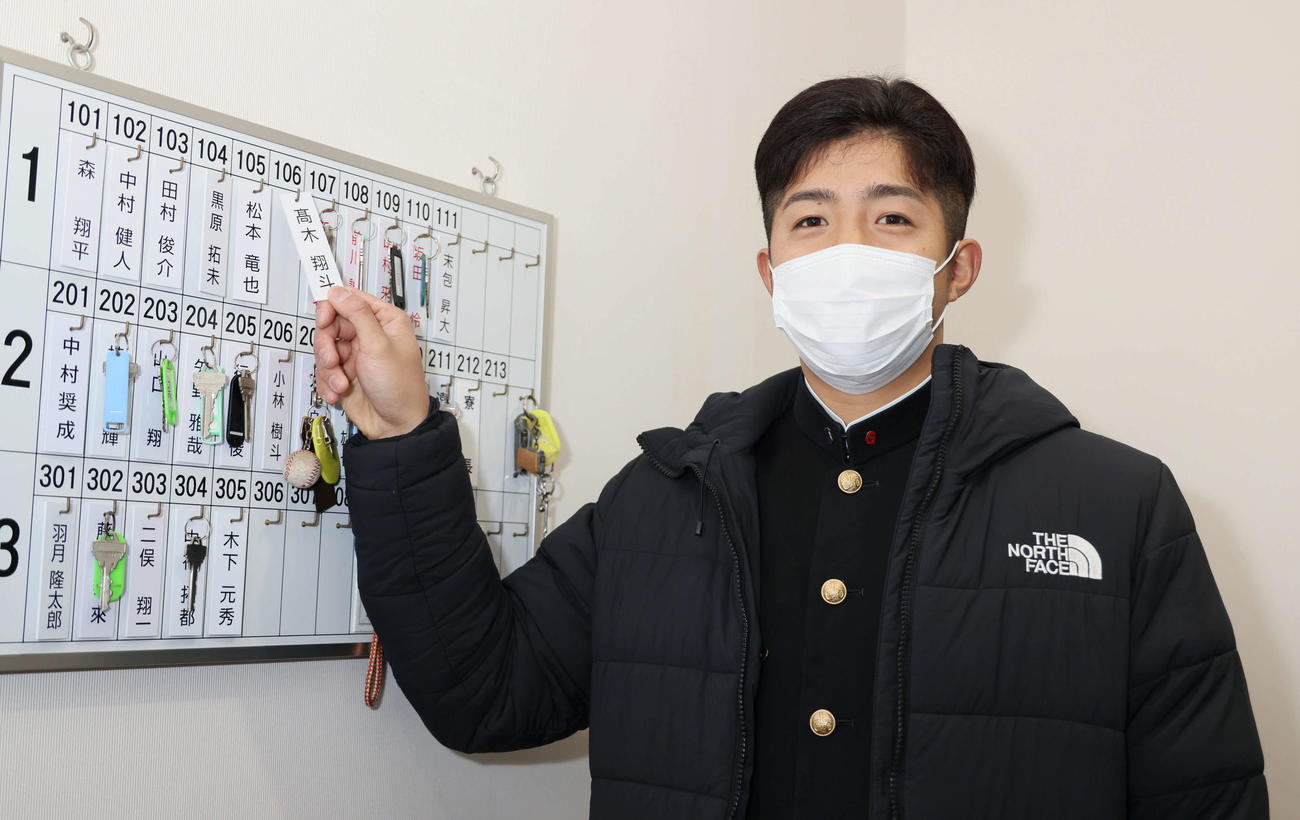 入寮する広島ドラフト7位の高木（撮影・加藤孝規）