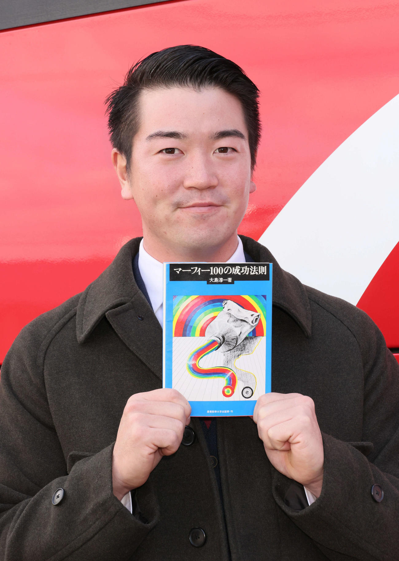 「マーフィー100の成功法則」という本をもって入寮したドラフト3位の中村健（撮影・加藤孝規）