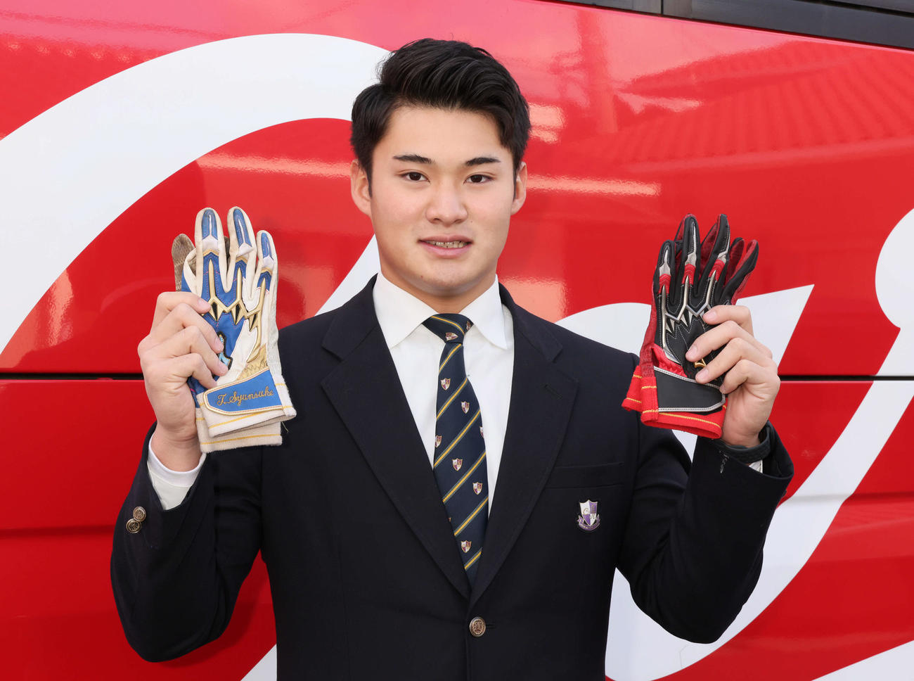 グローブ持参で入寮した広島ドラフト4位の田村（撮影・加藤孝規）