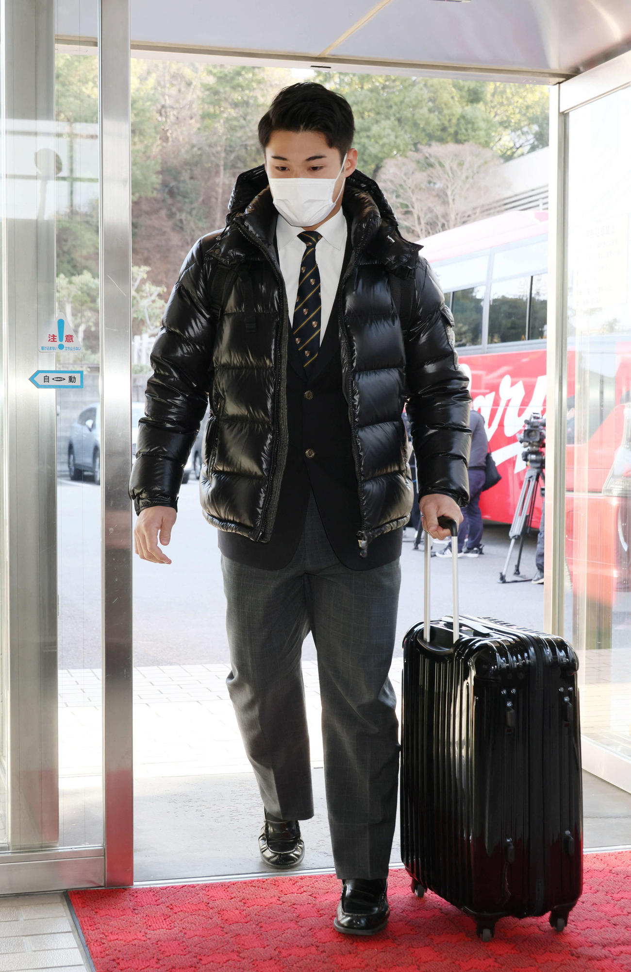入寮する広島ドラフト4位の田村（撮影・加藤孝規）