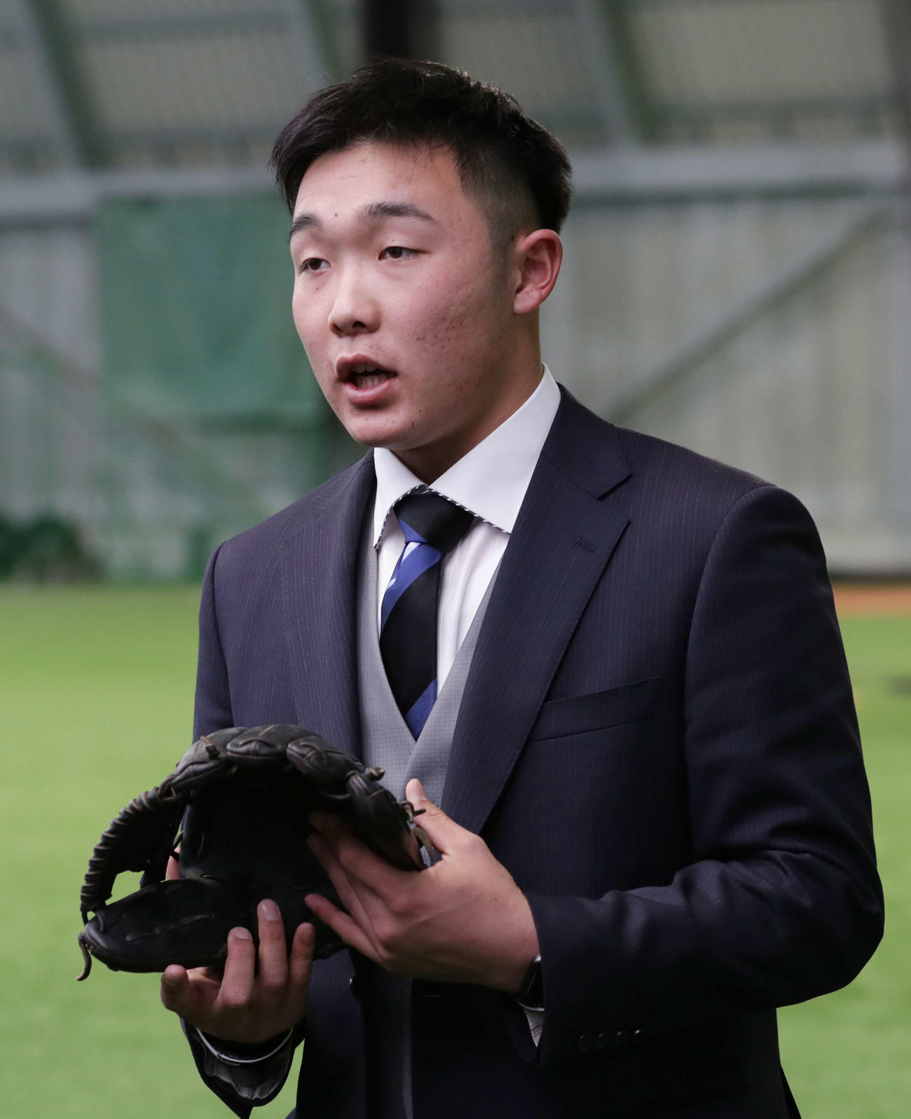 入寮を終え、持参したグラブについて語るDeNAドラフト3位の粟飯原（撮影・河野匠）