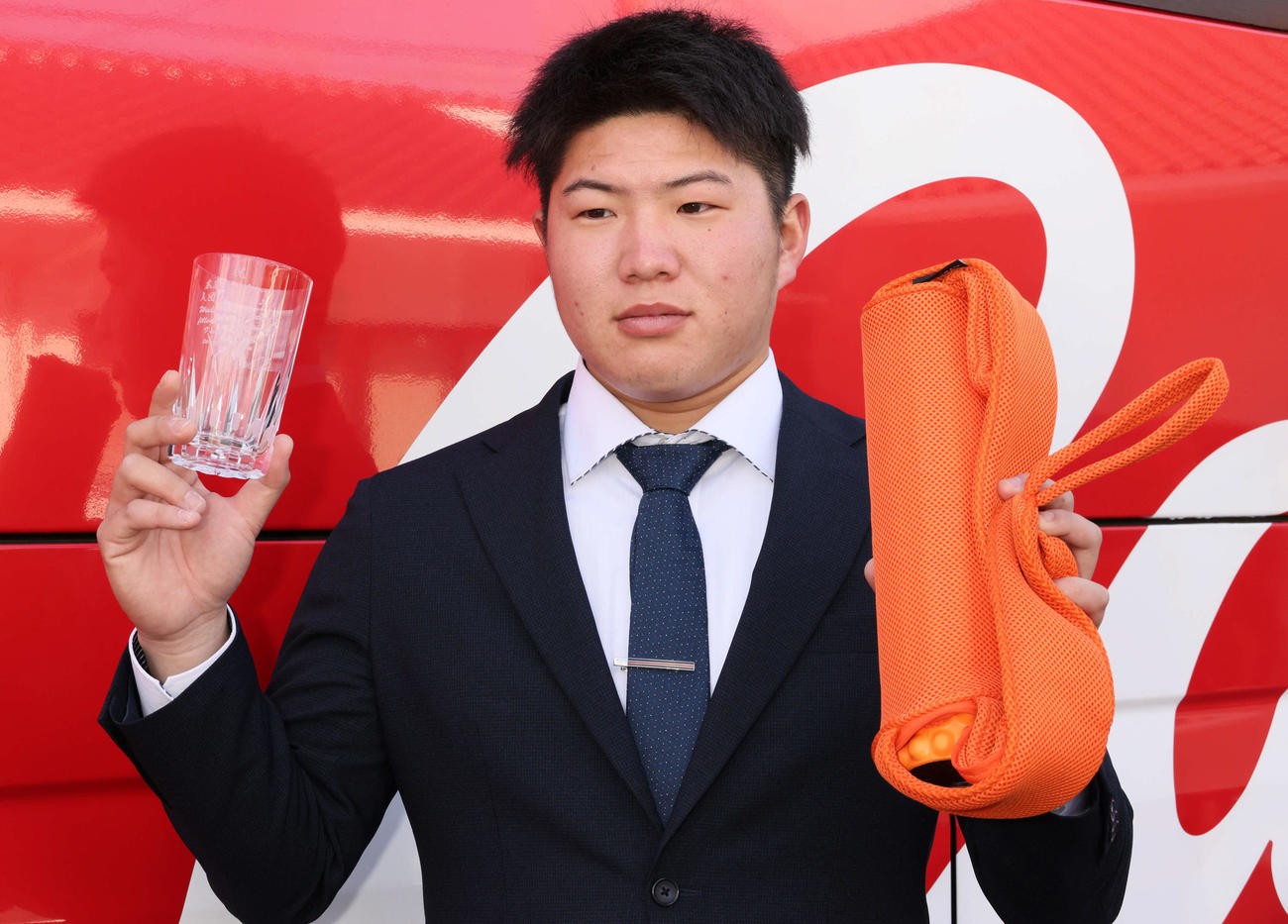 特製のグラスなどを持参して入寮した広島ドラフト5位の松本（撮影・加藤孝規）