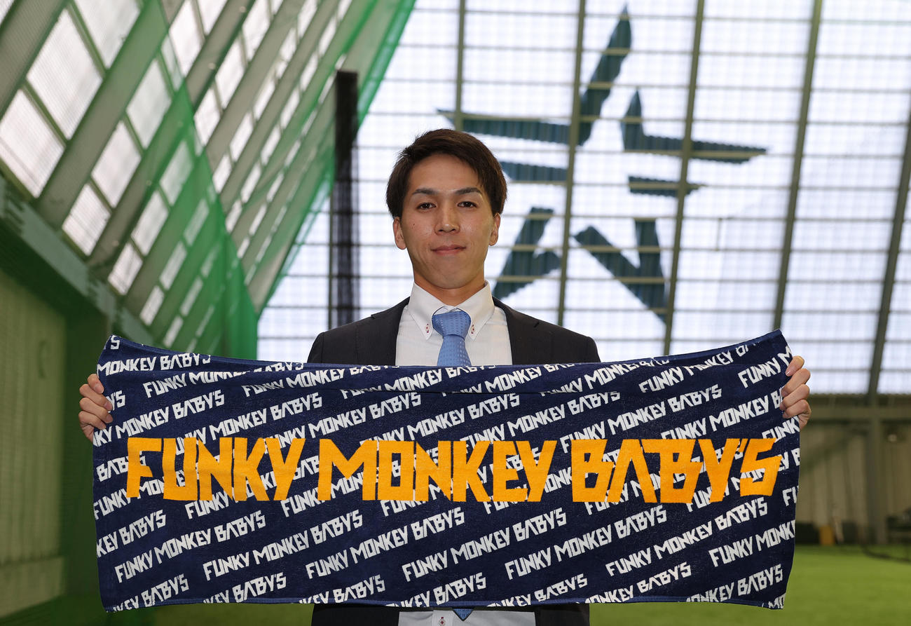 入寮を終えFUNKY MONKEY BABYSのタオルを手にするDeNA育成ドラフト1位の村川（撮影・河野匠）