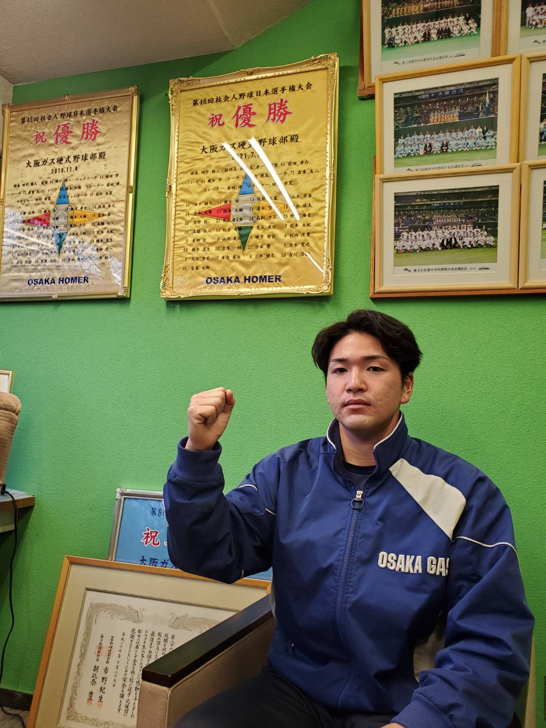 今秋ドラフト有力候補の大阪ガス・河野佳投手は日本選手権連覇の額縁の前で力強くガッツポーズ