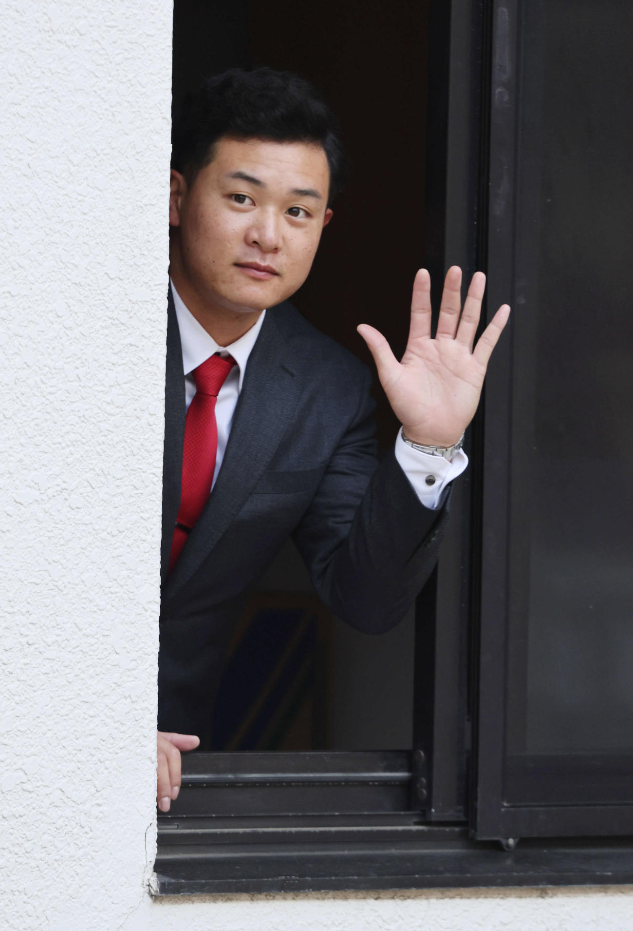 入寮し、窓から手を振る広島ドラフト2位の森（撮影・加藤孝規）
